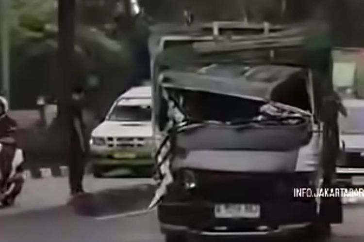 Truk Barang Tabrak Wingbox yang Hendak Putar Balik di Daan Mogot Jakbar, Sopir Terluka