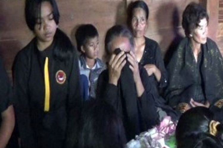 Riska (16), salah seorang siswi SMTK Mamasa sulaweis barat tewas setelah digigit anjing gila saat berangkat ke sekolah bersama sejumlah teman-temannya Rabu lalu.