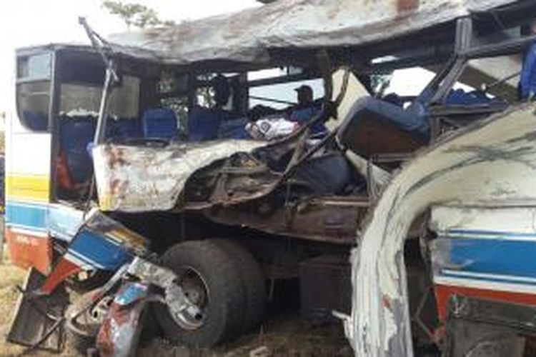 Bus Rukun Sayur menabrak pembatas jalan di KM 202 Tol Palikanci, Jawa Barat, Senin (14/7/2015). Sebanyak 11 orang dilaporkan tewas di tempat.