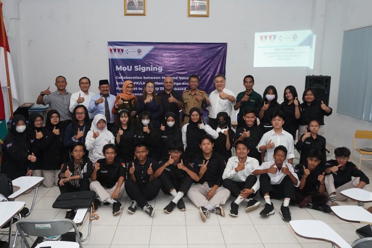 Parallaxnet melakukan penandatangan MoU dengan SMK Metland Transyogi, SMK Metland Cibitung dan LPK/LKP Metland College di Metland School, Cibubur, Bogor, Jawa Barat (31/10/2023).