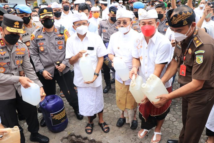 Gubernur Bali Wayan Koster memusnahkan ribuan liter arak gula pasir.