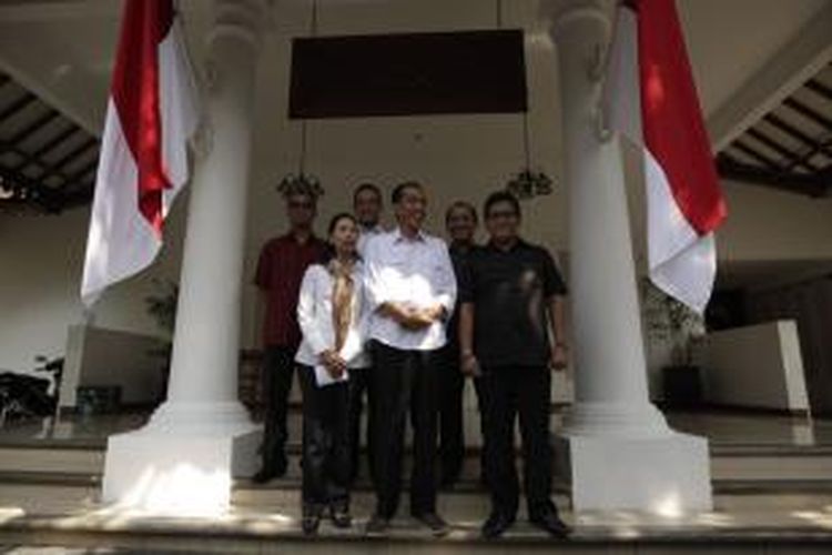 Presiden terpilih Joko Widodo (tengah depan) berpose bersama Kepala Staf Kantor Transisi Rini M Soemarno (kiri depan) dan 4 deputi kantor transisi Hasto Kristiyanto (kanan depan), Andi Widjajanto, Anies Baswedan, dan Akbar Faisal (kiri-kanan belakang) seusai meresmikan kantor transisi di Jalan Situbondo, Menteng, Jakarta, Senin (4/8/2014). Kantor berwujud rumah itu akan menjadi tempat untuk mempersiapkan jalannya pemerintahan hingga pelantikan presiden, termasuk membahas pembentukan kabinet dan APBN 2015.