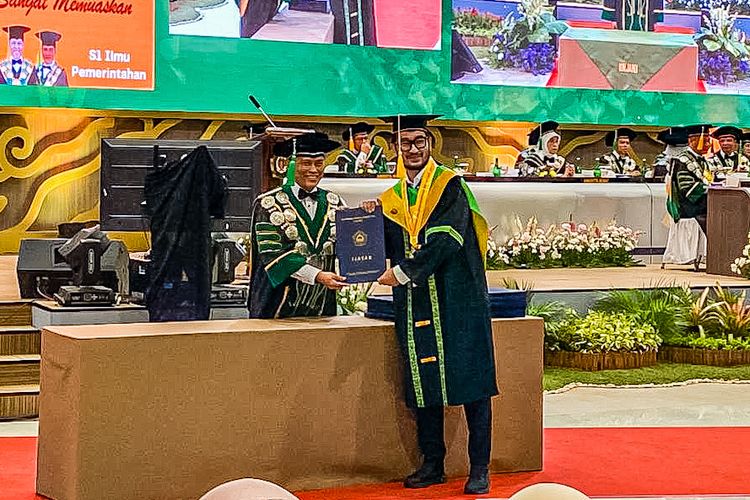 Momen Bupati Bandung Barat Jeje Ismail dan Bintang Persib Beckham Putra Wisuda Bersama di Unjani