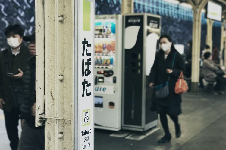 Ilustrasi seseorang memakai masker di Jepang.