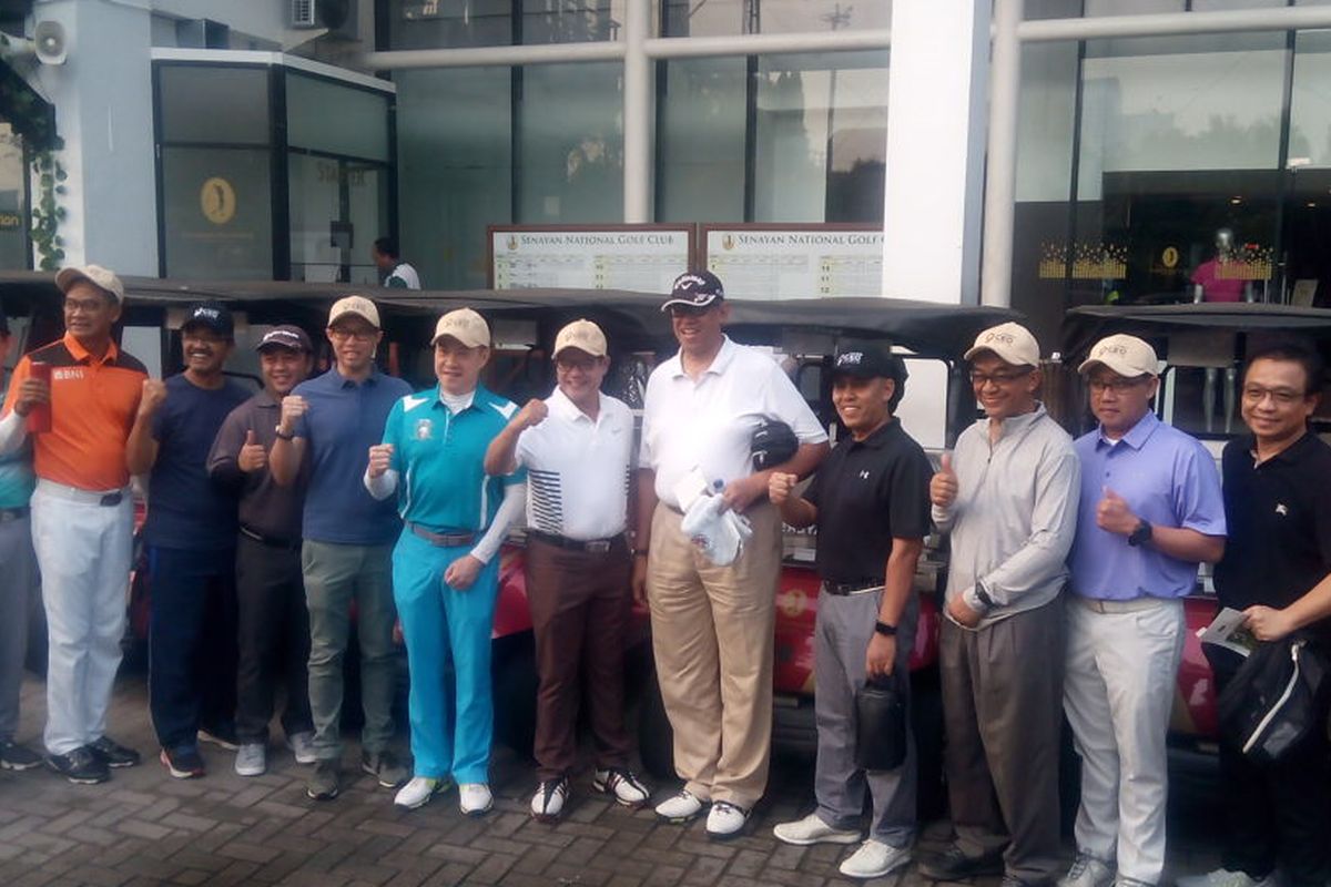 Para CEO yang juga peserta CEO Forum 2018 Charity Golf berfoto bersama sebelum bertanding di The Maj Senayan, Jakarta, Sabtu (3/4/2019).