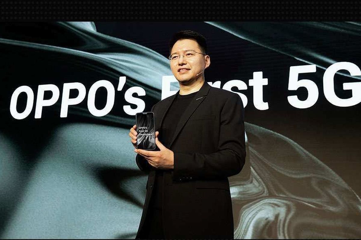 Henry Tang, Director of Standard Reserach Oppo , memperkenalkan ponsel 5G pertama Oppo di ajang Innovation Event di Barcelona, Spanyol, Sabtu (23/2/2019).