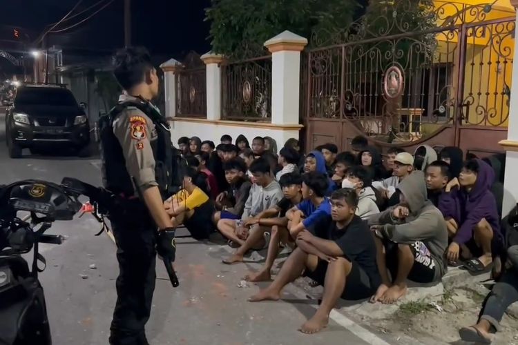 Polresta Solo mengamankan puluhan pemuda yang terlibat tawuran antar kelompok pemuda terjadi di Kelurahan Banjarsari, Kota Solo, Jawa Tengah (Jateng), pada Kamis (14/12/2023).