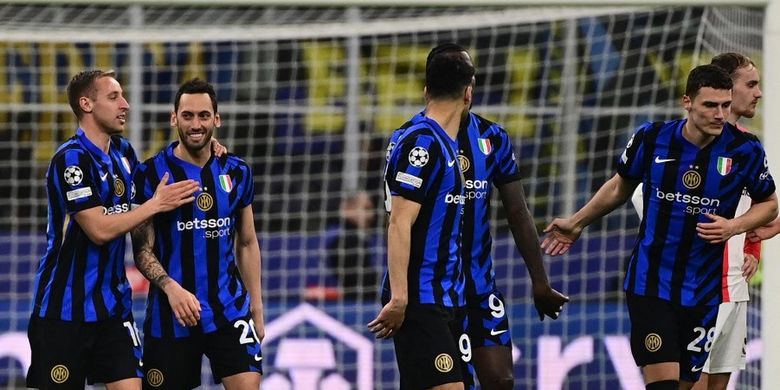Momen selebrasi gol Hakan Calhanoglu dalam partai leg kedua 16 besar Liga Champions 2024-2025 antara Inter Milan vs Feyenoord yang digelar di Stadion Giuseppe Meazza, Selasa (11/3/2025) atau Rabu dini hari WIB. (Photo by PIERO CRUCIATTI / AFP)