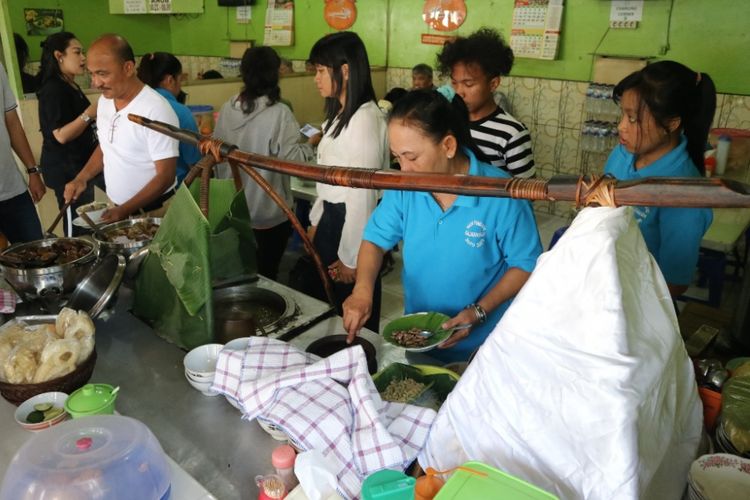 Kedai Nasi Pindang Kudus dan Soto Sapi di Jalan Gajahmada Semarang yang sudah ada sejak 1987 dipenuhi pegunjung, Kamis (19/7/2018).