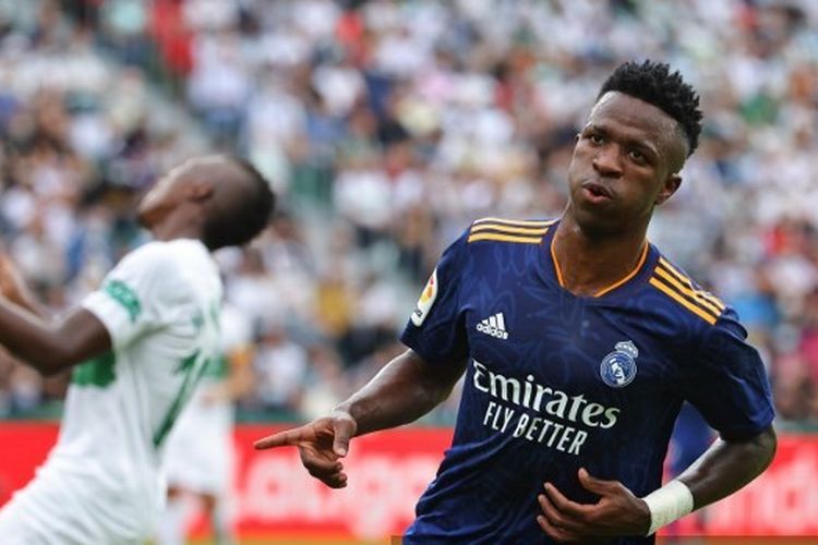 Real Madrid's Brazilian forward Vinicius Junior celebrates after scoring his team's first goal during the Spanish League football match between Elche CF and Real Madrid CF at the Martinez Valero stadium in Elche on October 30, 2021. (Photo by JOSE JORDAN / AFP)