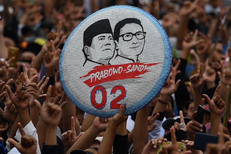 Para pendukung mengikuti kampanye terbuka Calon Presiden nomor urut 02 Prabowo Subianto di kawasan Stadion Pakansari, Cibinong, Bogor, Jawa Barat, Jumat (29/3/2019). ANTARA FOTO/Sigid Kurniawan/nz