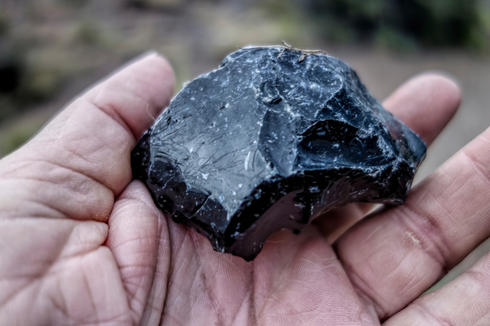 Batu Obsidian: Pengertian, Ciri-ciri, Proses Terbentuk, dan Manfaatnya