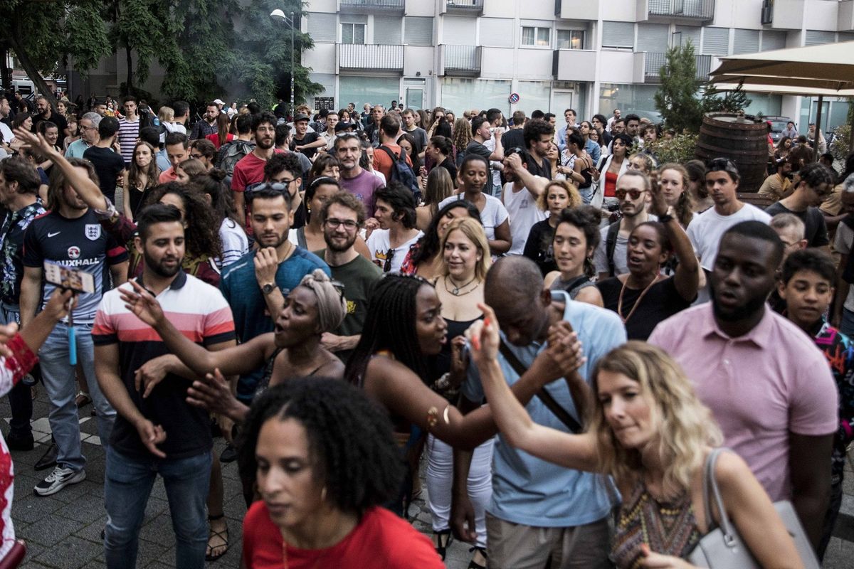 Orang-orang di Perancis berjoget bersama saat menghadiri Fete de la Musique (Hari Musik) pada Minggu (21/6/2020). Tampak ribuan orang tidak memakai masker dan tidak menerapkan social distancing di tengah pandemi virus corona.