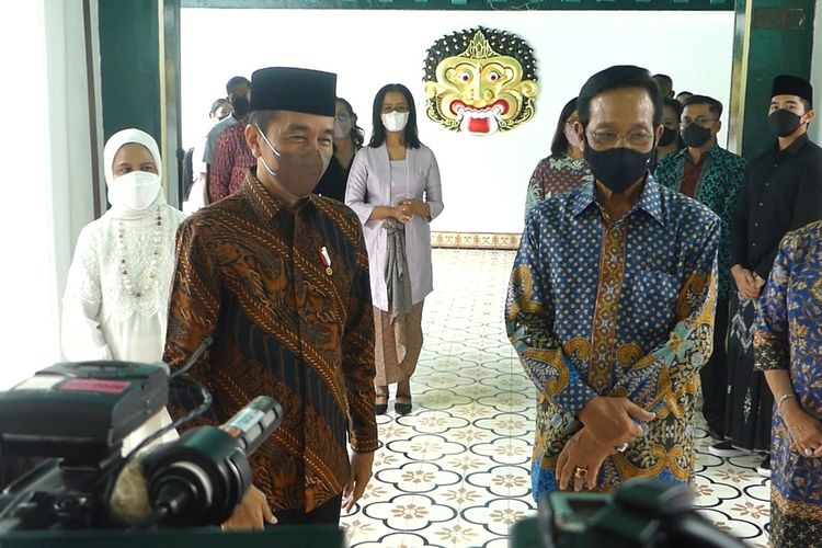 Presiden Joko Widodo saat menemui wartawan usai bersilahturahmi dengan Gubernur DIY Sri Sultan HB X dan keluarga.