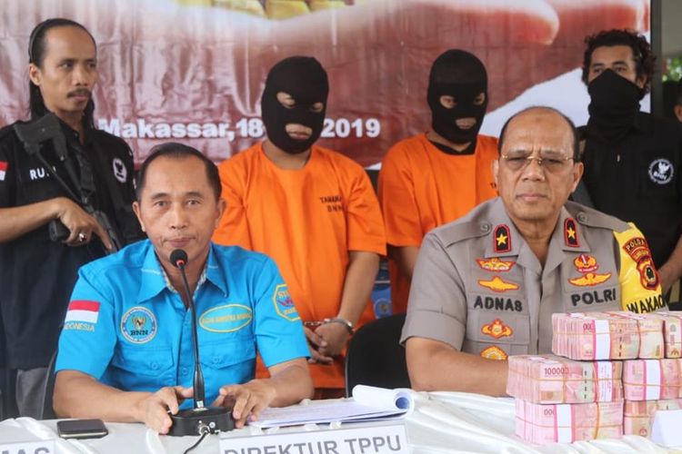 Dua pelaku peredaran narkoba (bertopeng) yang melakukan tindak pidana pencucian uang (TPPU) untuk menyamarkan kekayaannya dari hasil penjualan narkoba saat dirilis BNN di Makassar, Kamis (18/9/2019).