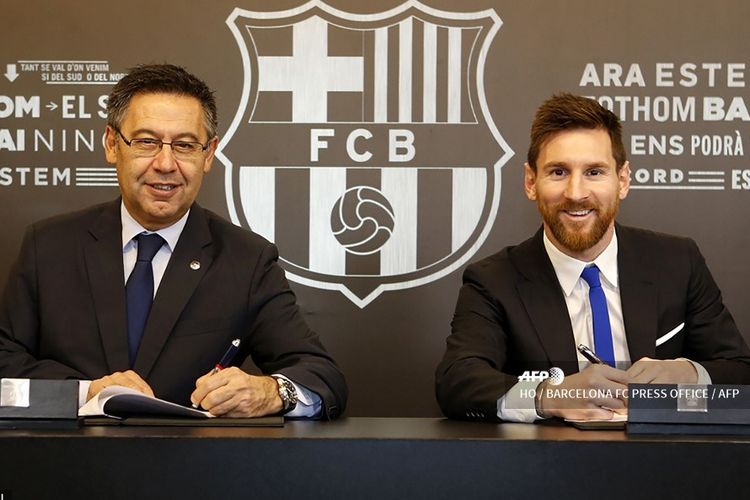 Presiden Barcelona, Josep Maria Bartomeu, berpose dengan Lionel Messi saat sang mega bintang menandatangani perpanjangan kontrak hingga 2021 pada 25 November 2017.