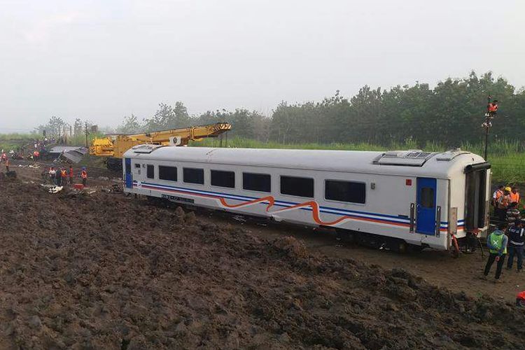 ILUSTRASI: Alat berat diturunkan membantu evakuasi lokomotif dan kereta Sancaka tujuan Yogyakarta-Surabaya. 