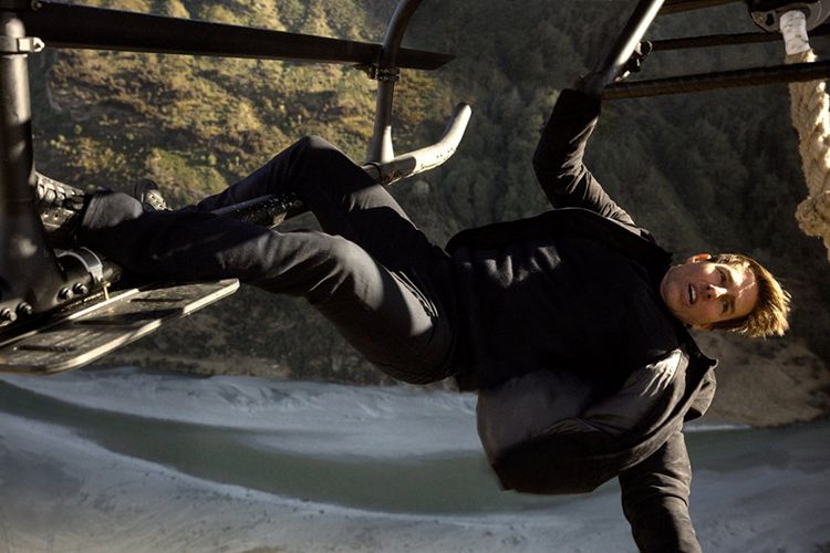 Aktor Tom Cruise melakukan salah satu adegan berbahaya dalam film Mission: Impossible - Fallout.