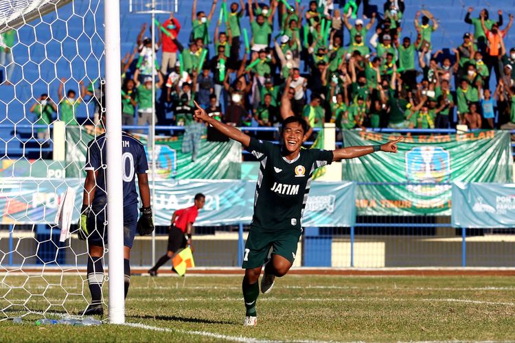 pencetak gol kelima Jawa Timur Dwiki Mardianto saat babak 6 besar PON XX Papua 2021 melawan Kalimantan Timur yang berakhir dengan skor 5-1 di Stadion Barnabas Youwe Sentani, Kabupaten Jayapura, Jumat (8/10/2021) sore.