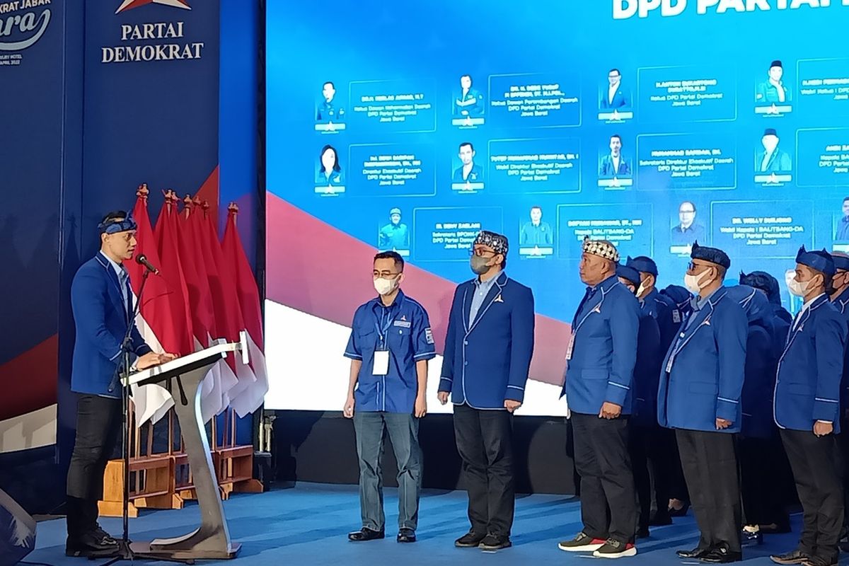 Ketua Umum Partai Demokrat, Agus Harimurti Yudhoyono (AHY) melantik Ketua baru Dewan Pengurus Daerah (DPD) Partai Demokrat Jawa Barat periode 2022-2027 yang dipimpin oleh Anton Sukkartono Suratto di Hotel Trans Luxury, Jalan Gatot Subroto, Kota Bandung, Selasa (12/4/2022).
