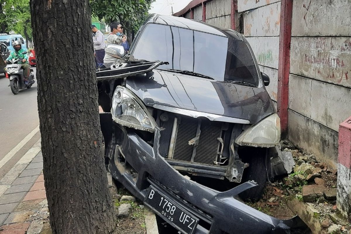 Mobil Toyota Avanza bernomor polisi B 1758 UFZ naik trotoar dan tersangkut parit di Jalan Raya Bekasi Timur wilayah Jatinegara, Jakarta Timur, Kamis (6/1/2022), sekitar pukul 11.30 WIB.