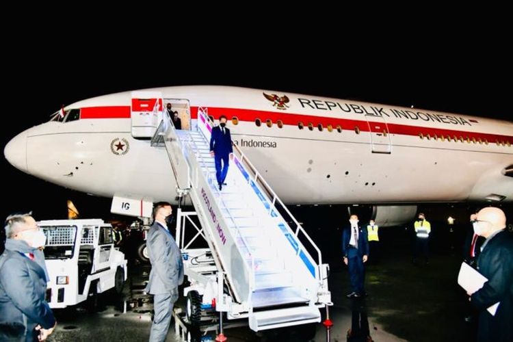 Foto Biro Pers, Media, dan Sekretariat Presiden: Presiden Joko Widodo tiba di Bandara Internasional Glasgow Prestwick, Glasgow, Skotlandia, Minggu (31/10/2021) malam.