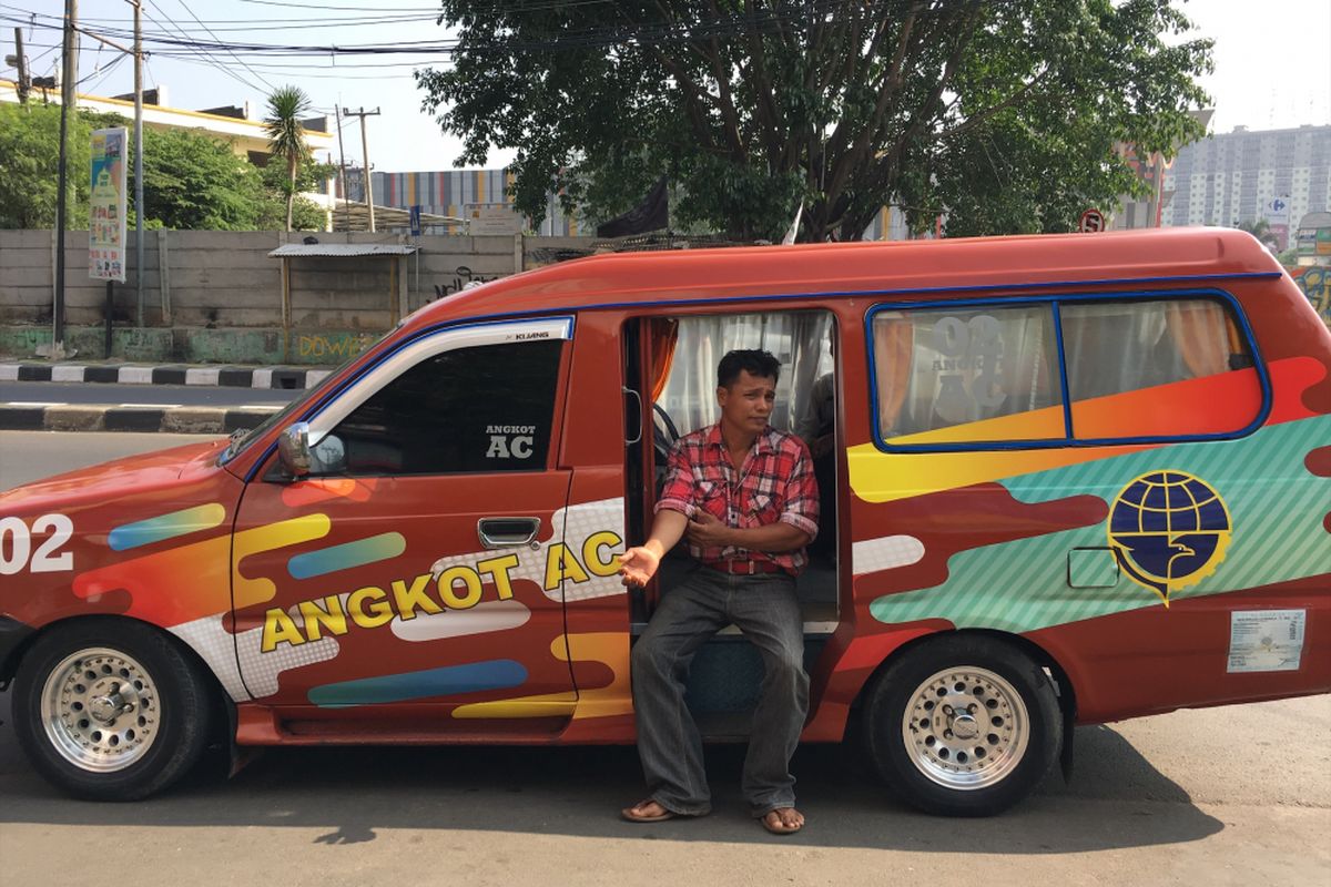 Angkutan kota (Angkot) ber-AC yang menjadi pilot project dari Kementrian Perhubungan (Kemenhub) tersebut bertrayek 02 rute Pondok Gede-Terminal Bekasi yang dimiliki oleh pasangan Darisman (46) dan Rosi (47), di Bekasi, Selasa (4/7/2017).