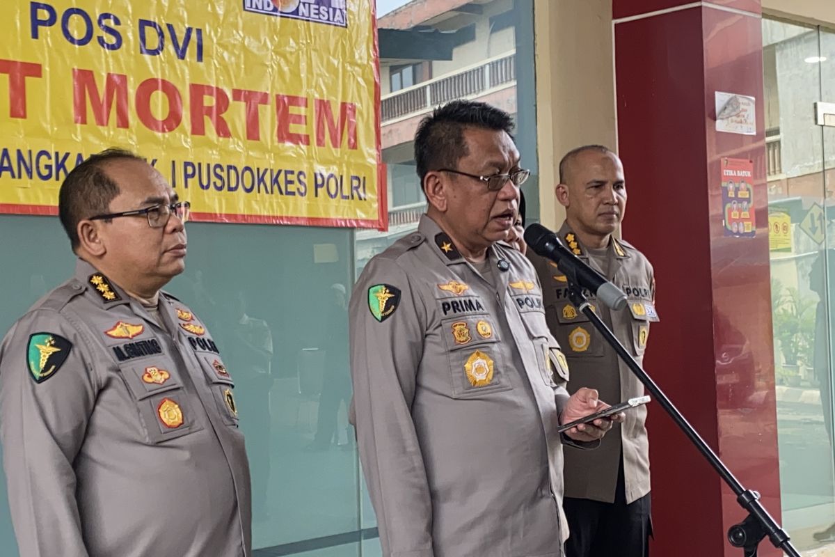 Kepala Rumah Sakit Polri Kramt Jati Brigjen Pol dr. Prima Heru memberikan keterangan terkait identifikasi jenazah korban kecelakaan KRL di Bekasi, Selasa (28/4/2026).