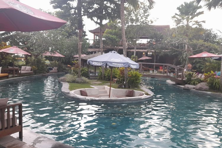 Kolam renang untuk publik dan tamu di travel - Kolam renang di Candy Villa by Pramana Villas di Ubud Bali.