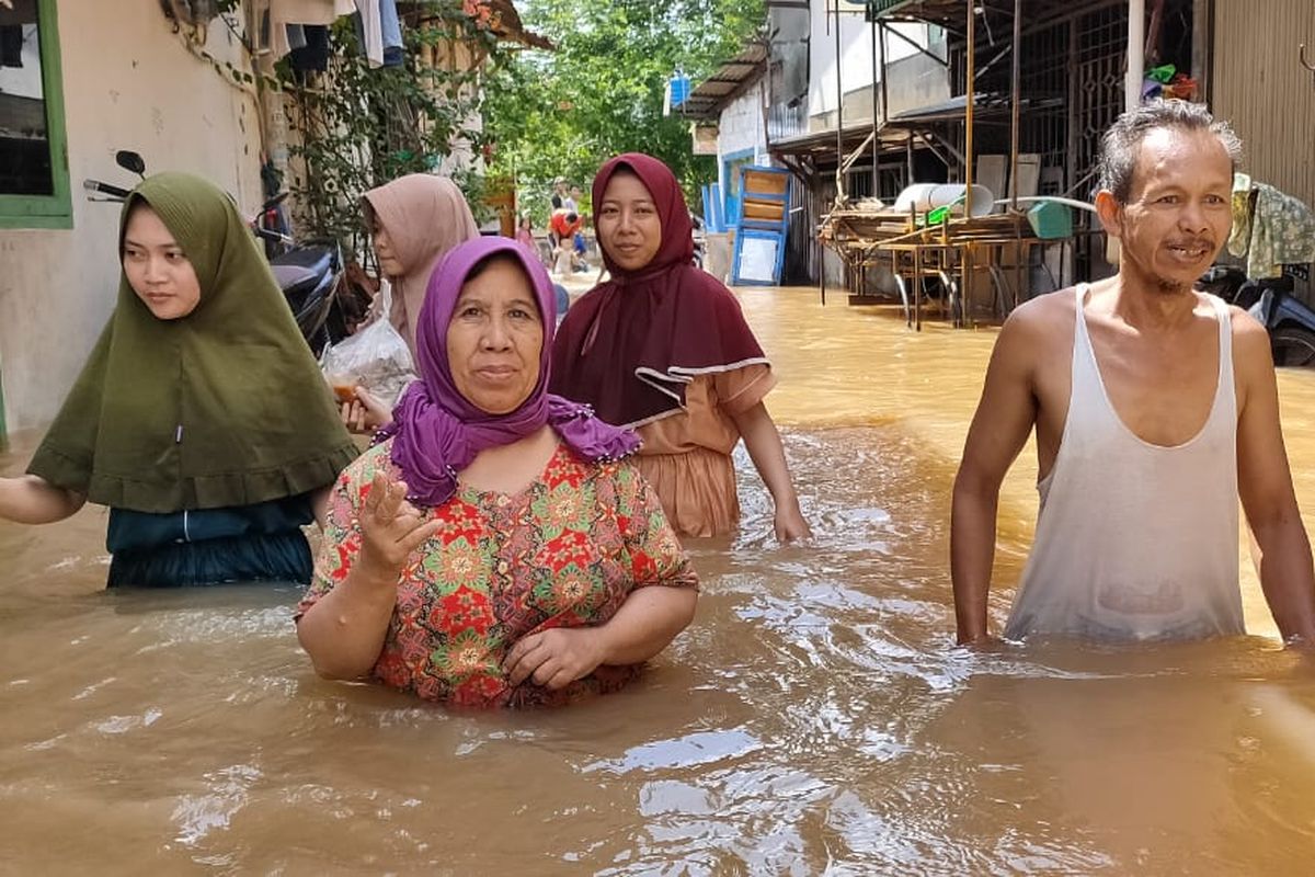 Ada ratusan rumah terendam banjir di Gang Pandan 1 dan Gang Pandan 2, Kelurahan Kedoya Selatan, Kebon Jeruk, Jakarta Barat, Kamis (2/1/2020).