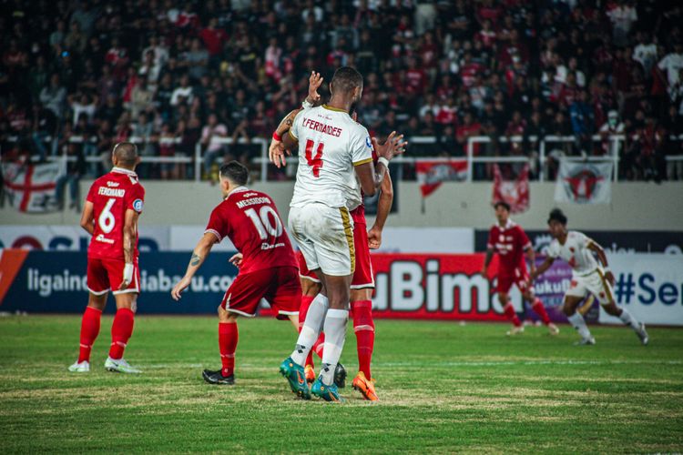 Perselisihan Yuran Fernandes dengan Jaimerson Xavier dalam laga Persis Solo vs PSM Makassar di Stadion Manahan, Surakarta, Kamis (29/9/2022).