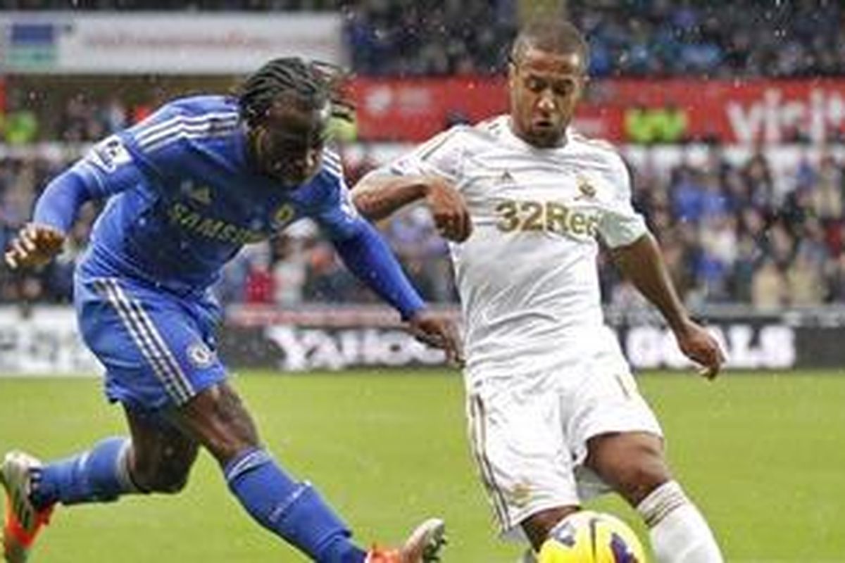 Gelandang Chelsea, Victor Moses (kiri), saat berebut bola dengan pemain Swansea, Wayne Routledge, dalam lanjutan Premier League di Stadion Liberty, Sabtu (3/11/2012). Swansea berhasil menahan imbang Chelsea 1-1 dalam laga tersebut. 