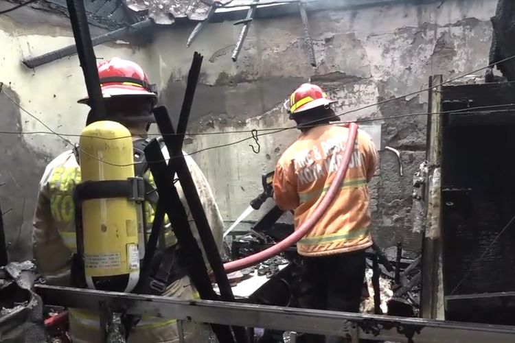 Tim Damkar Pemkot Madiun memadamkan api yang memberanguskan rumah pasangan lansia SIman (75) dan Sutari (76),  warga Jalan Gajahmada, Kecamatan Manguharjo, Kota Madiun, Jawa Timur terabakar api, Senin (17/2/2025).