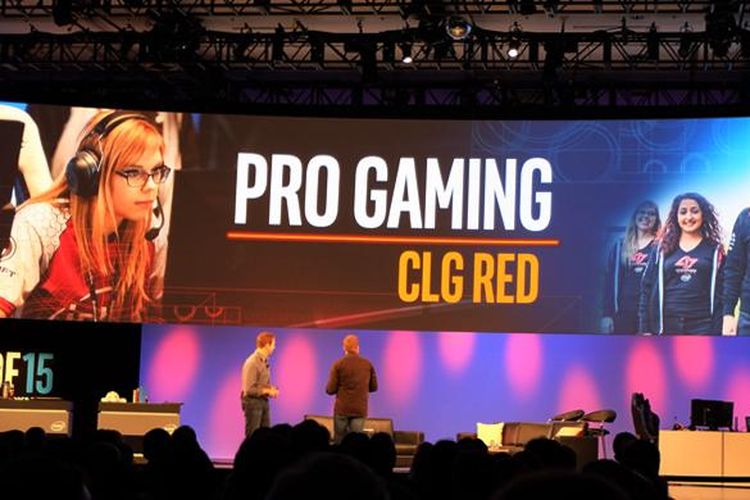 Tim CLG Red yang didukung oleh Intel di kompetisi eSports profesional menunjukkan bahwa game bukan hanya mainan pria saja.