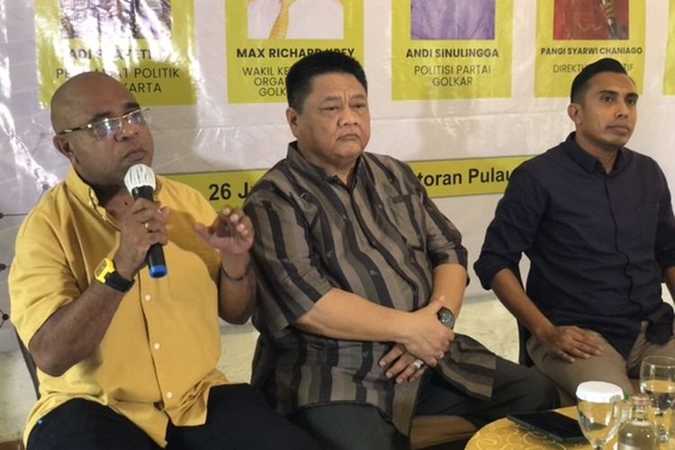 Ketua Organisasi DPD Partai Golkar Papua Max Richard Krey (kiri) dan anggota Dewan Pakar Partai Golkar Ridwan Hisjam (kanan) di kawasan Senayan, Jakarta, Rabu (26/7/2023). 