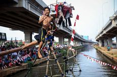 2 Tahun Ditiadakan, Lomba Panjat Pinang di Aliran Kalimalang Kembali Digelar Warga Cipinang Melayu