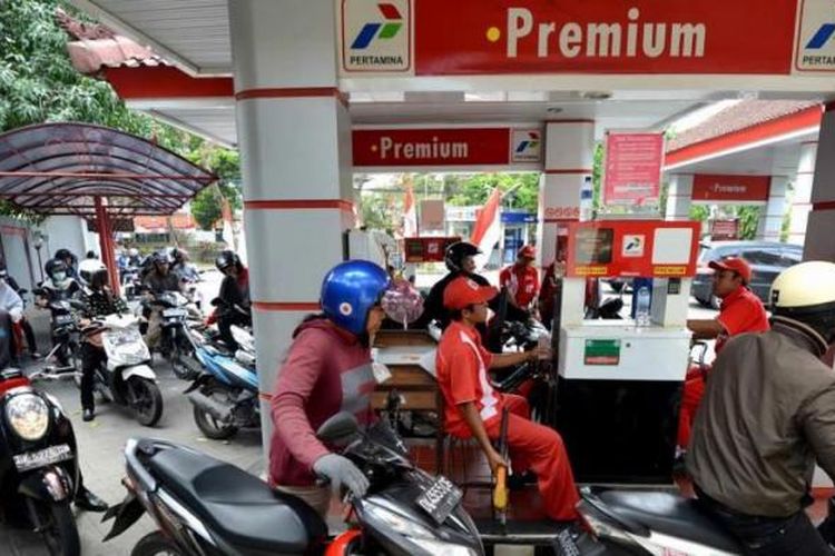 Pengendara motor mengantre di SPBU untuk mengisi bahan bakar minyak (BBM) jenis premium, di Bali, beberapa waktu lalu.