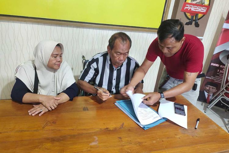 Kumala Yuniar Indriyani (19) putri Lurah Purwodadi, Kabupaten Grobogan, Jawa Tengah yang dilaporkan menghilang lebih dari dua bulan diserahkan kepada keluarganya di Mapolsek Purwodadi, Minggu (7/8/2022).