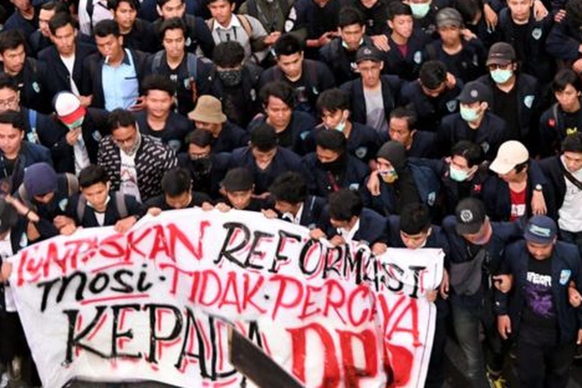 Mahasiswa dari sejumlah elemen mahasiswa se-Jabodetabek berunjuk rasa di depan kompleks Parlemen, Senayan, Jakarta, Senin (23/09)