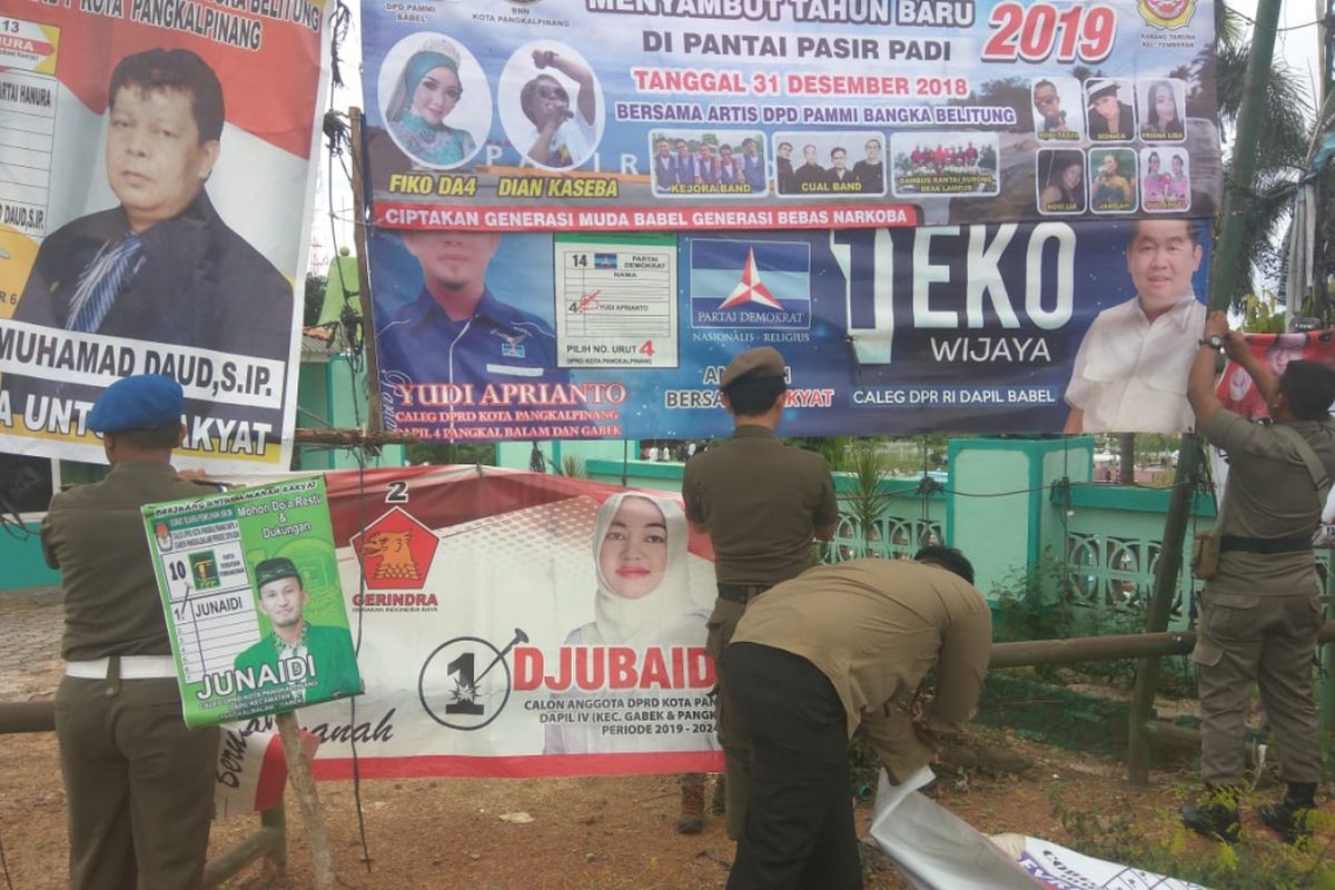 Alat peraga kampanye Pemilu 2019 tidak sesuai ketentuan dibongkar paksa di Pangkal Pinang.