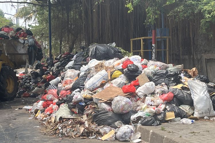 Sampah Menumpuk Sebulan di Trotoar Jakbar, Ini Penyebabnya