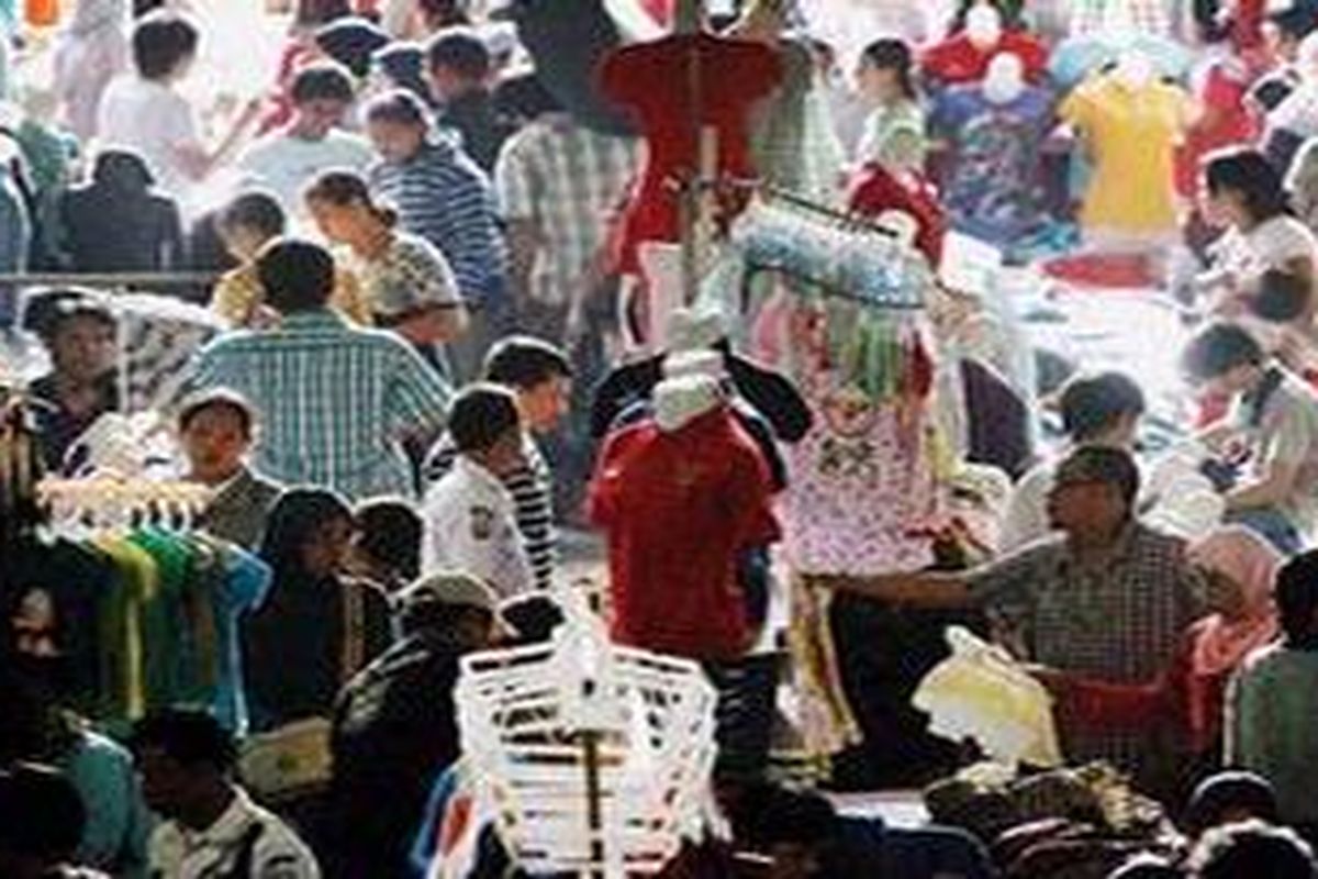 Pengunjung memadati Pasar Blok F Tanah Abang, Jakarta Pusat, sehari menjelang bulan puasa, Selasa (10/8).