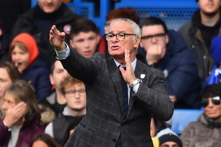 Pelatih Fulham, Claudio Ranieri, memberi instruksi kepada para pemainnya pada laga Liga Inggris melawan Chelsea di Stadion Stamford Bridge, 2 Desember 2018.  