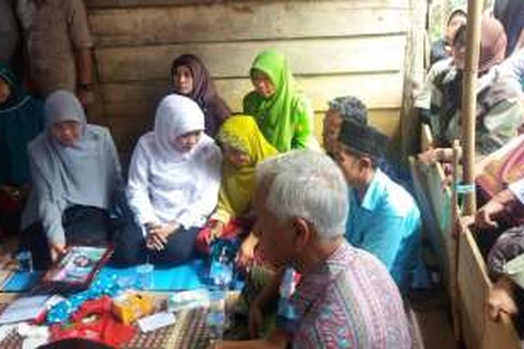 Mensos Khofifah Indar Parawansa saat berbincang dengan ibunda Yn di Bengkulu.