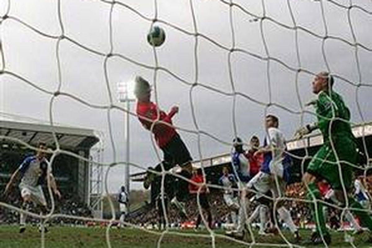 Pemain Manchester United, Carlos Tevez (tengah) mencetak gol ke gawang Blackburn Rovers dan membuat skor imbang 1-1, Sabtu (19/4).