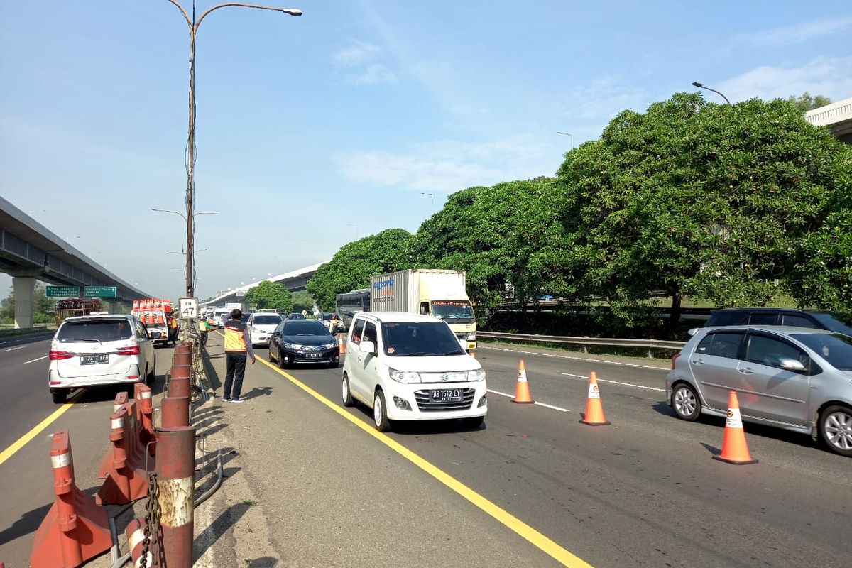 Penerapan rekayasa lalu lintas contra flow di KM 47 Tol Jakarta-Cikampek mengarah Cikampek, Kamis (24/12/2020)