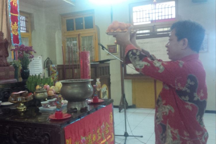 Rohaniawan Konghucu Solo Ws Adji Chandra saat mempersembahkan sejian buah di Litang Jagalan, Solo, Jawa Tengah, Senin (4/2/2019).