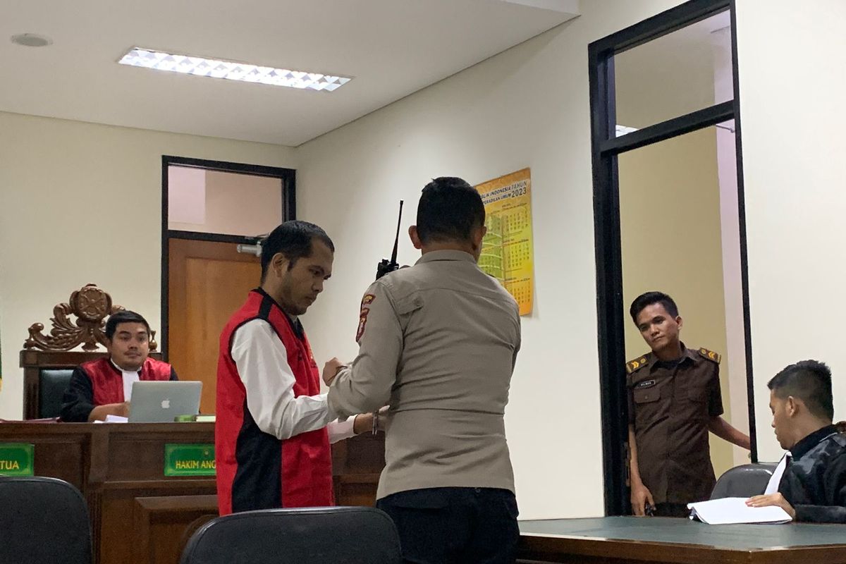 Terdakwa M Ecky Listiantho (34) dituntut hukuman mati oleh Jaksa Penuntut Umum (JPU) dalam persidangan yang digelar di Pengadilan Negeri (PN) Cikarang, Kabupaten Bekasi, Jawa Barat, Senin (7/8/2023). Jaksa menilai Ecky terbukti secara sah dan meyakinkan bersalah melakukan tindak pidana pembunuhan berencana terhadap Angela Hindriati Wahyuningsih (54).