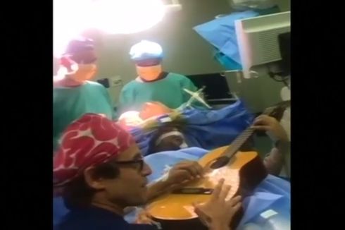 Musisi Ini Jalani Operasi Pengangkatan Tumor Otak Sambil Bermain Gitar