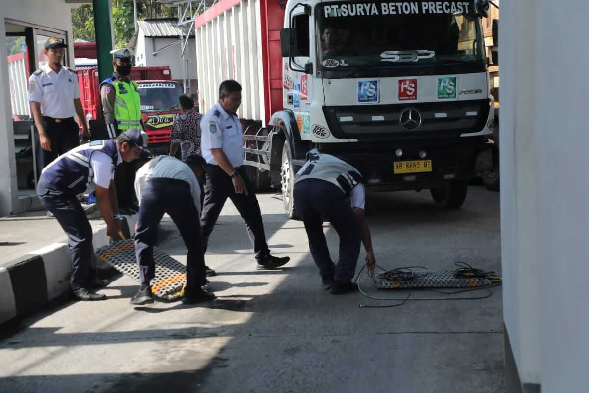 Dinas Perhubungan Provinsi Jawa Tengah bersama dinas perhubungan setempat, kepolisian, TNI, Polri dan instansi terkait, melakukan razia kendaraan muatan Over Dimension Over Loading (ODOL) di Magelang, Kamis (15/5/2025).